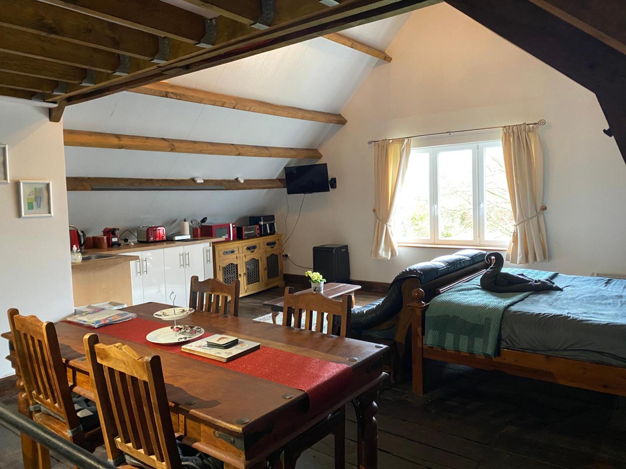 Spacious, Rustic Studio Space For 2 Persons Saint-Cyr-du-Bailleul 外观 照片